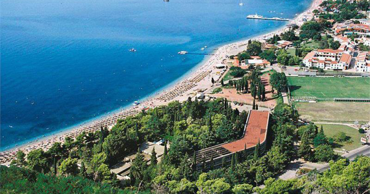 Aerial view of Hotel Park, its garden and Slovenska Beach